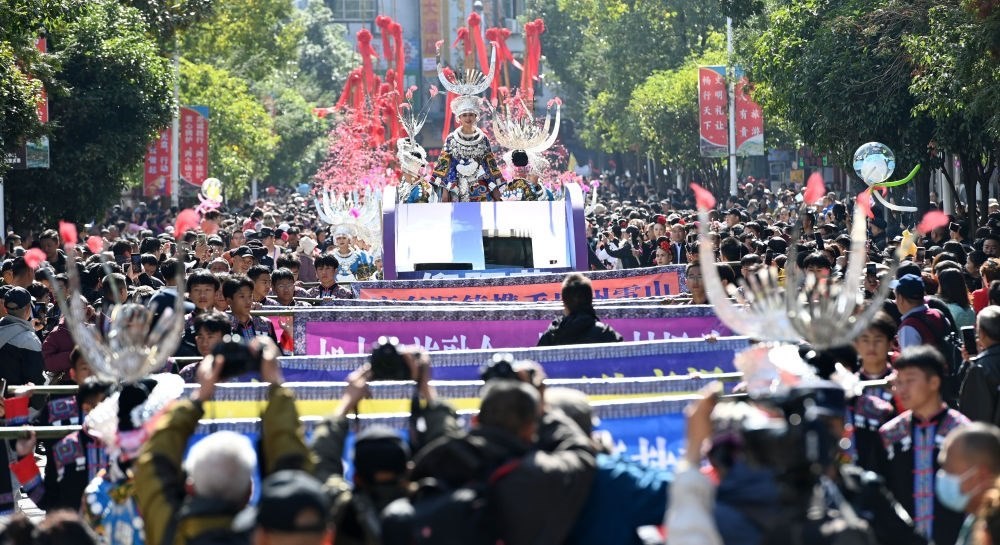 在貴州雷山縣縣城，苗族群眾身著盛裝，載歌載舞參加苗年和鼓藏節(jié)的巡游活動（2023年11月16日攝）。新華社記者 楊楹 攝