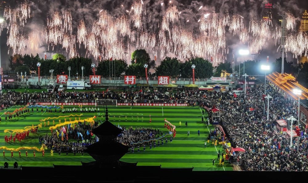 在貴州省榕江縣舉行的2024全國“村晚”示范展示活動暨貴州“村超村晚”活動中，音樂煙花秀精彩上演（2024年2月3日攝，無人機(jī)照片）。新華社記者 劉續(xù) 攝