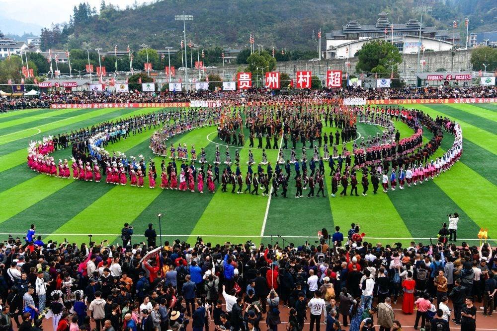 演員在貴州省榕江縣舉辦的2024年第二屆貴州“村超”總決賽開幕式上表演節(jié)目（2024年3月16日攝）。新華社記者 楊文斌 攝