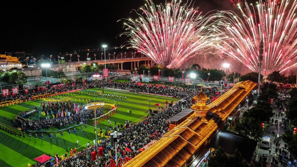 在貴州省榕江縣舉行的2024全國“村晚”示范展示活動暨貴州“村超村晚”活動中，音樂煙花秀精彩上演（2024年2月3日攝，無人機(jī)照片）。新華社記者 劉續(xù) 攝