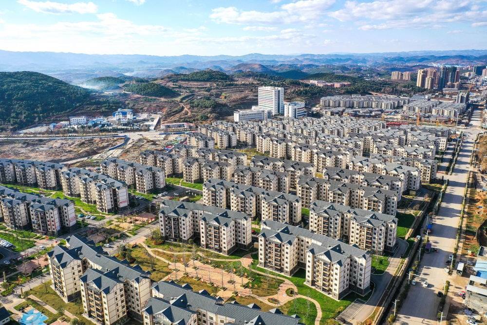 貴州省威寧縣五里崗街道朝陽新城易地扶貧搬遷安置小區(qū)（2021年11月28日攝，無人機(jī)照片）。新華社記者 楊文斌 攝