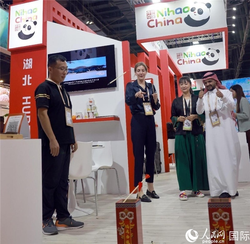 觀眾在參與投壺游戲。人民網(wǎng)記者管克江攝