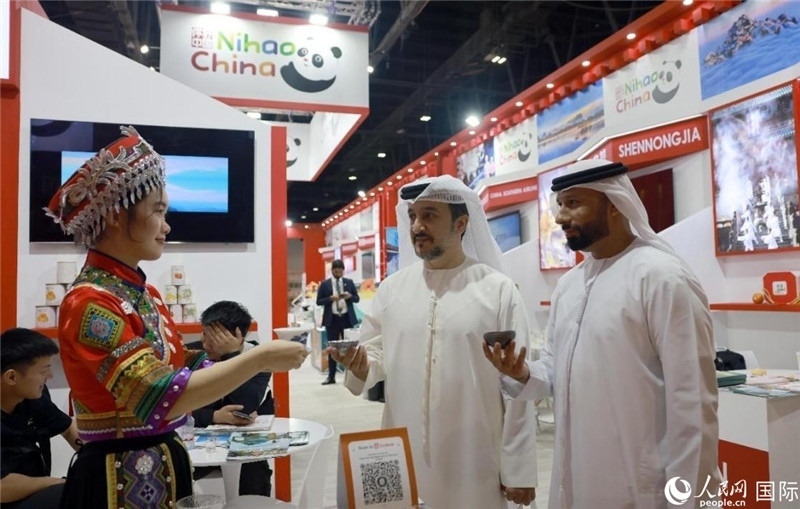 兩名阿聯(lián)酋觀眾在品嘗湖北名茶。人民網(wǎng)記者管克江攝