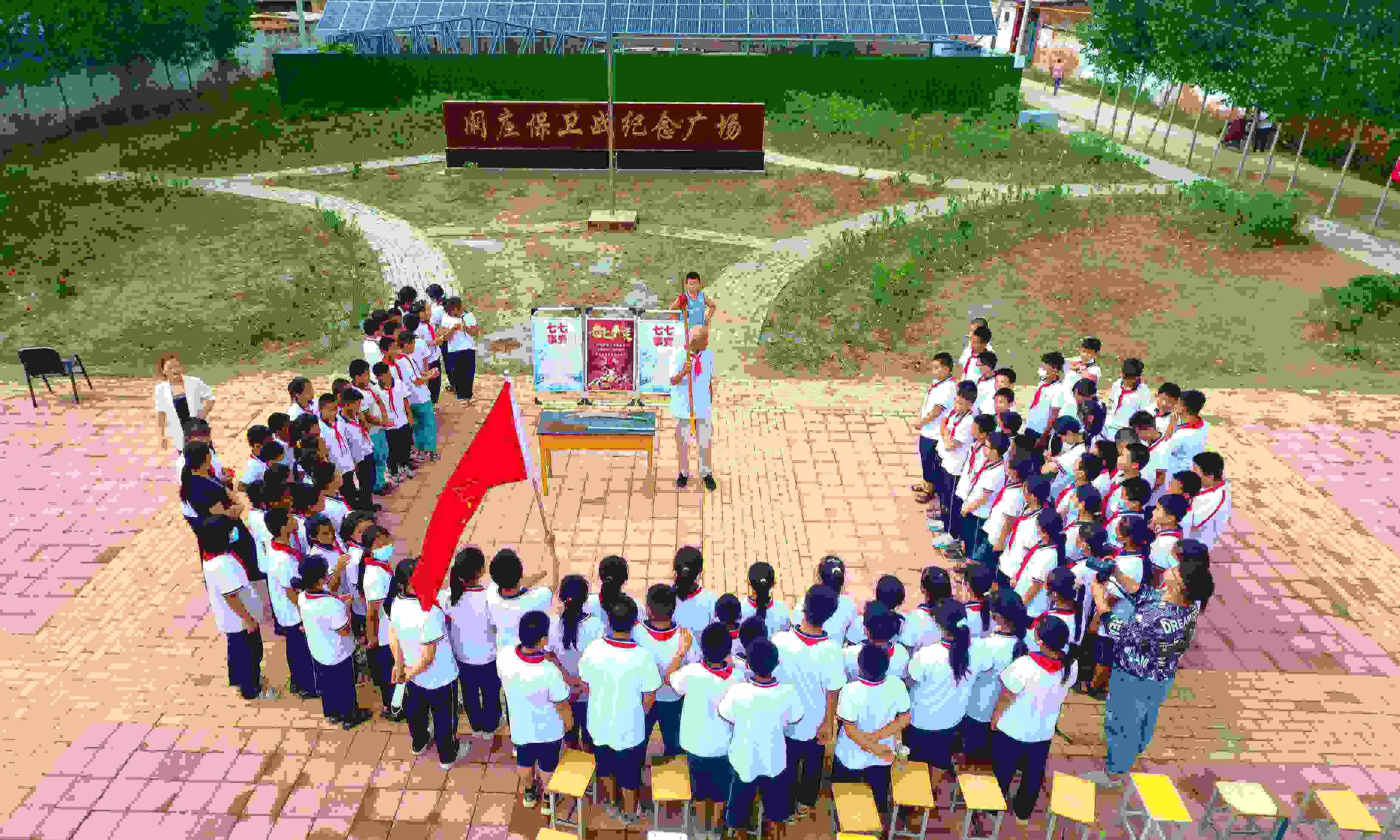 2022年7月6日，山東省聊城市，在茌平區(qū)菜屯鎮(zhèn)闞莊村的闞莊保衛(wèi)戰(zhàn)紀念廣場，闞莊保衛(wèi)戰(zhàn)親歷者王光木老人為小學生們講述抗戰(zhàn)故事，展示大刀、長矛。