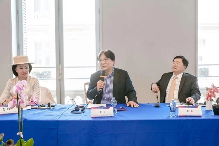 法中交流促進(jìn)會(huì)會(huì)長(zhǎng)、作家、翻譯家、法國(guó)最高榮譽(yù)騎士勛章獲得者亞丁發(fā)言（圖片：中國(guó)傳媒大學(xué)