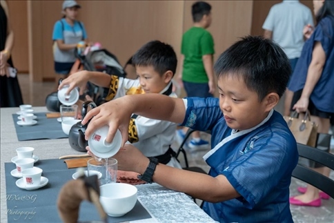 新加坡孩子們在活動現(xiàn)場體驗(yàn)學(xué)習(xí)茶藝。新加坡中國文化中心供圖