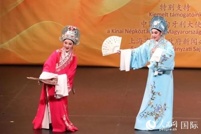 “玉蘭花開·魅力上?！弊哌M布達(dá)佩斯。葉辰亮攝