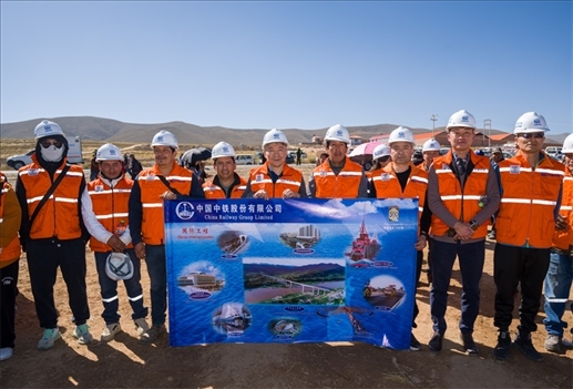 奧魯羅公路項目開工儀式現(xiàn)場，中國中鐵員工代表合影。中國中鐵供圖