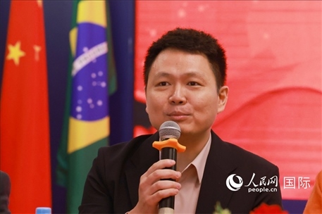 中國(guó)駐里約熱內(nèi)盧總領(lǐng)館副總領(lǐng)事王尉育在座談會(huì)上致辭。人民網(wǎng)記者 陳海琪攝