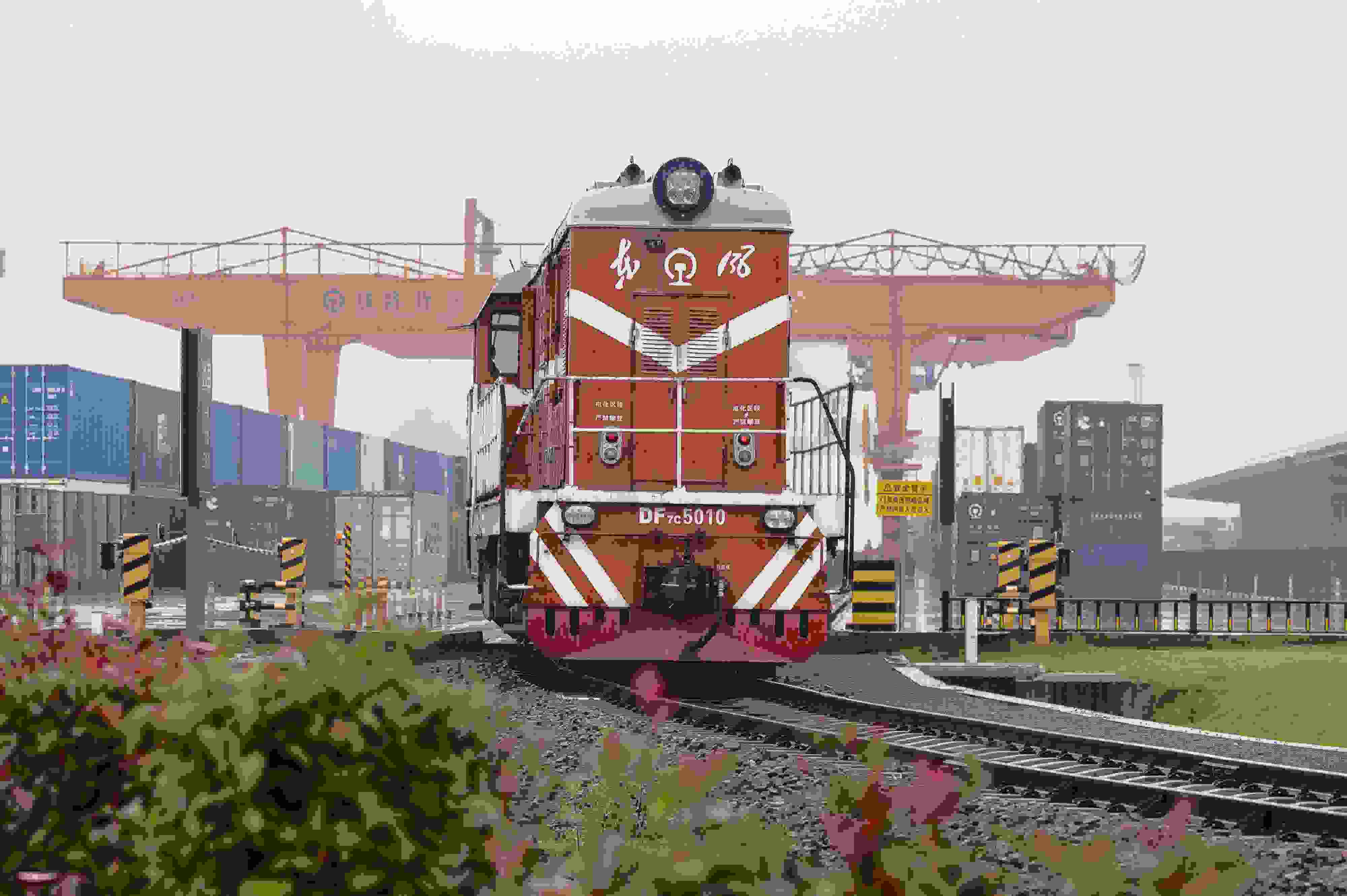 2024年5月5日，“五一”假期最后一天。在浙江省金華市金東區(qū)鐵路金華南站，一列滿載110標箱的中歐班列緩緩啟程駛往匈牙利。