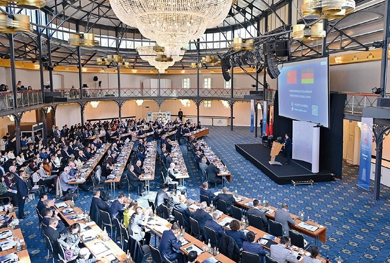 2024“投資中國”系列活動(dòng)德國專場4月5日在巴登—符滕堡州首府斯圖加特市舉行，活動(dòng)吸引德國工商界代表超300人參加。圖為當(dāng)日拍攝的活動(dòng)現(xiàn)場。 新華社記者 任鵬飛/攝