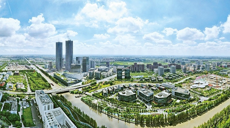 建立全國第一個(gè)國際貿(mào)易“單一窗口”，開設(shè)全國第一批自由貿(mào)易賬戶，設(shè)立全國第一家外商獨(dú)資醫(yī)院、第一家外商獨(dú)資公募基金公司、第一家外商獨(dú)資汽車制造企業(yè)……中國（上海）自由貿(mào)易試驗(yàn)區(qū)掛牌以來，誕生了若干個(gè)“全國第一”，在制造業(yè)、金融業(yè)等數(shù)十個(gè)開放領(lǐng)域，實(shí)現(xiàn)一批全國首創(chuàng)項(xiàng)目落地。圖為上海自貿(mào)區(qū)張江片區(qū)（2023年9月10日攝，無人機(jī)照片）。 新華社記者 方喆/攝