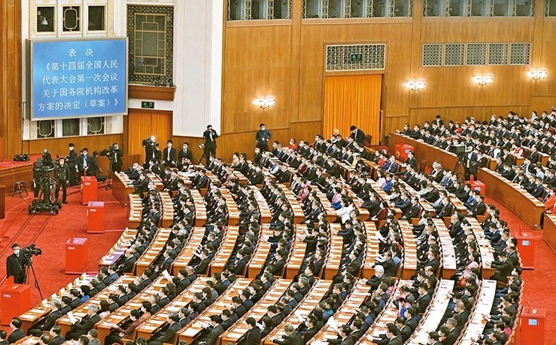 2023年3月10日，十四屆全國人大一次會(huì)議在北京人民大會(huì)堂舉行第三次全體會(huì)議，表決通過了關(guān)于國務(wù)院機(jī)構(gòu)改革方案的決定。圖為會(huì)議現(xiàn)場。 新華社記者 岳月偉/攝