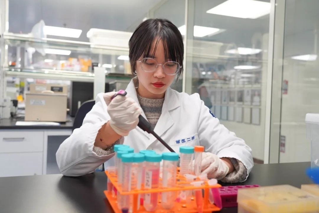 倪楚君在實(shí)驗(yàn)中。浙江大學(xué)供圖