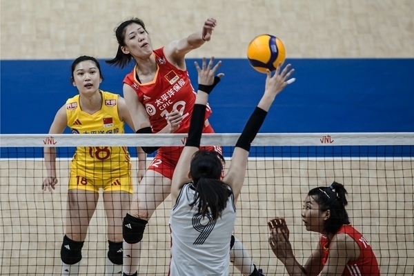 李盈瑩(上)扣球。圖片來源：國(guó)際排聯(lián)