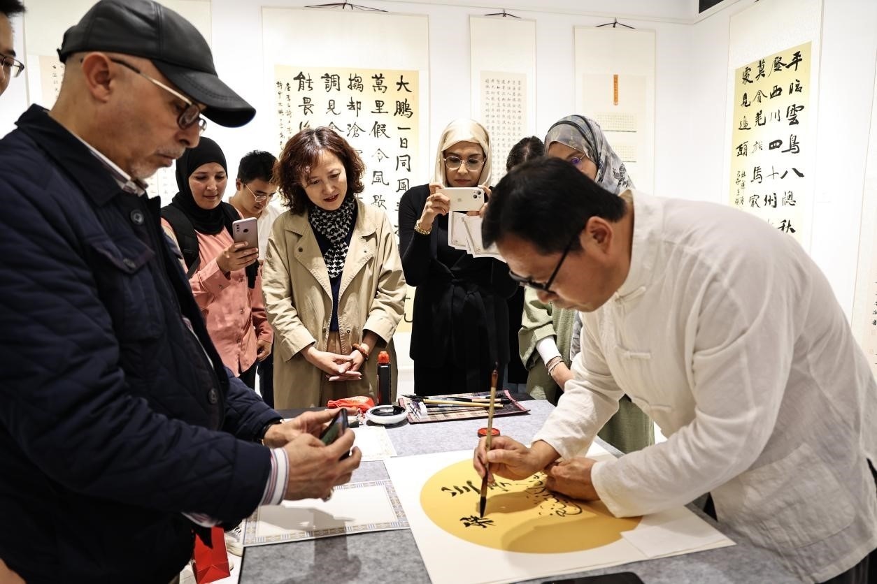 中摩書法老師在共同創(chuàng)作。拉巴特中國文化中心供圖