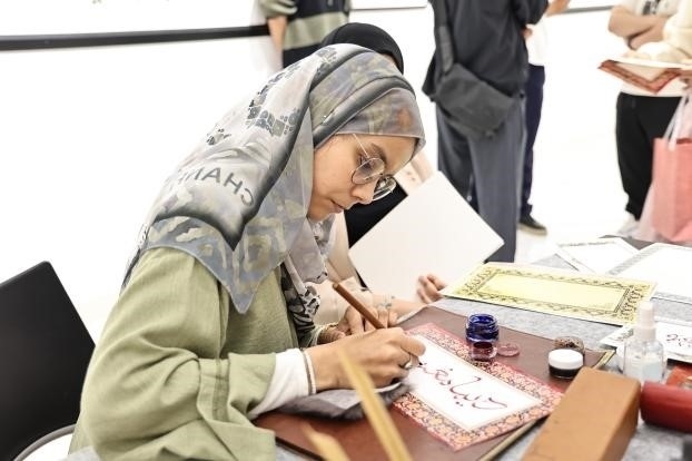 摩洛哥書法老師正在創(chuàng)作。拉巴特中國文化中心供圖