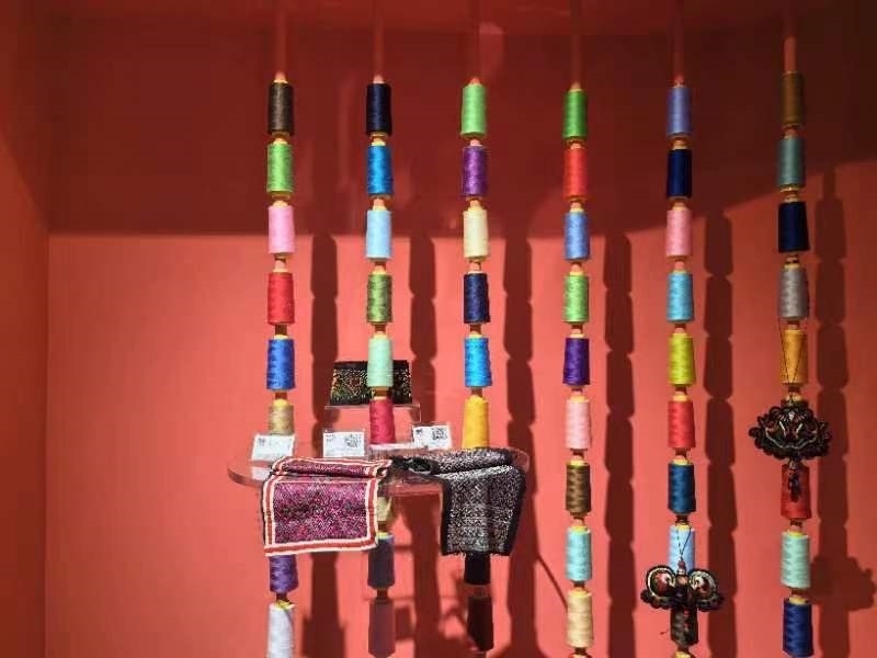 貴州省民族博物館內(nèi)展示的色彩斑斕的苗繡原材料及繡片（2024年4月27日攝）。新華社記者 楊欣 攝