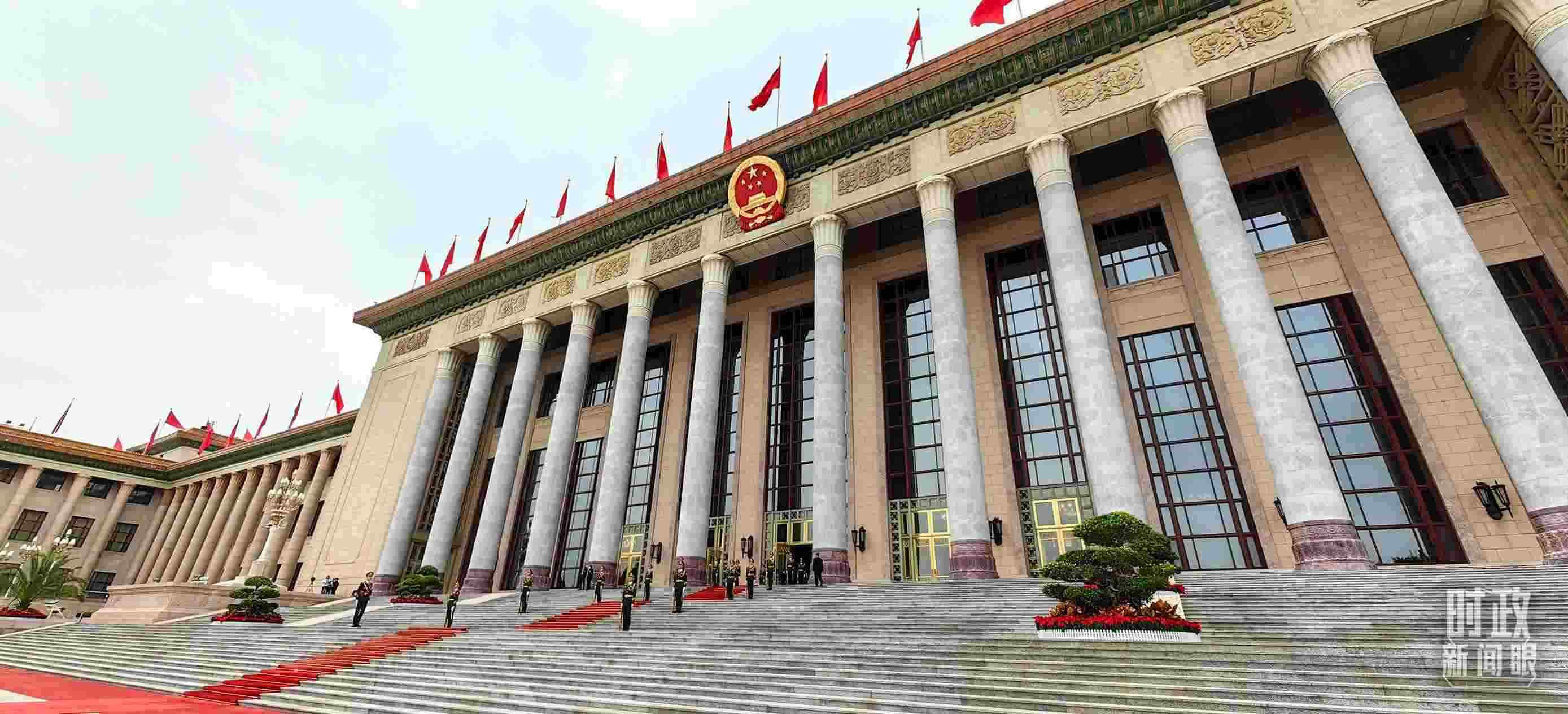 △人民大會(huì)堂東門外廣場(chǎng)。（總臺(tái)央視記者段德文拍攝）