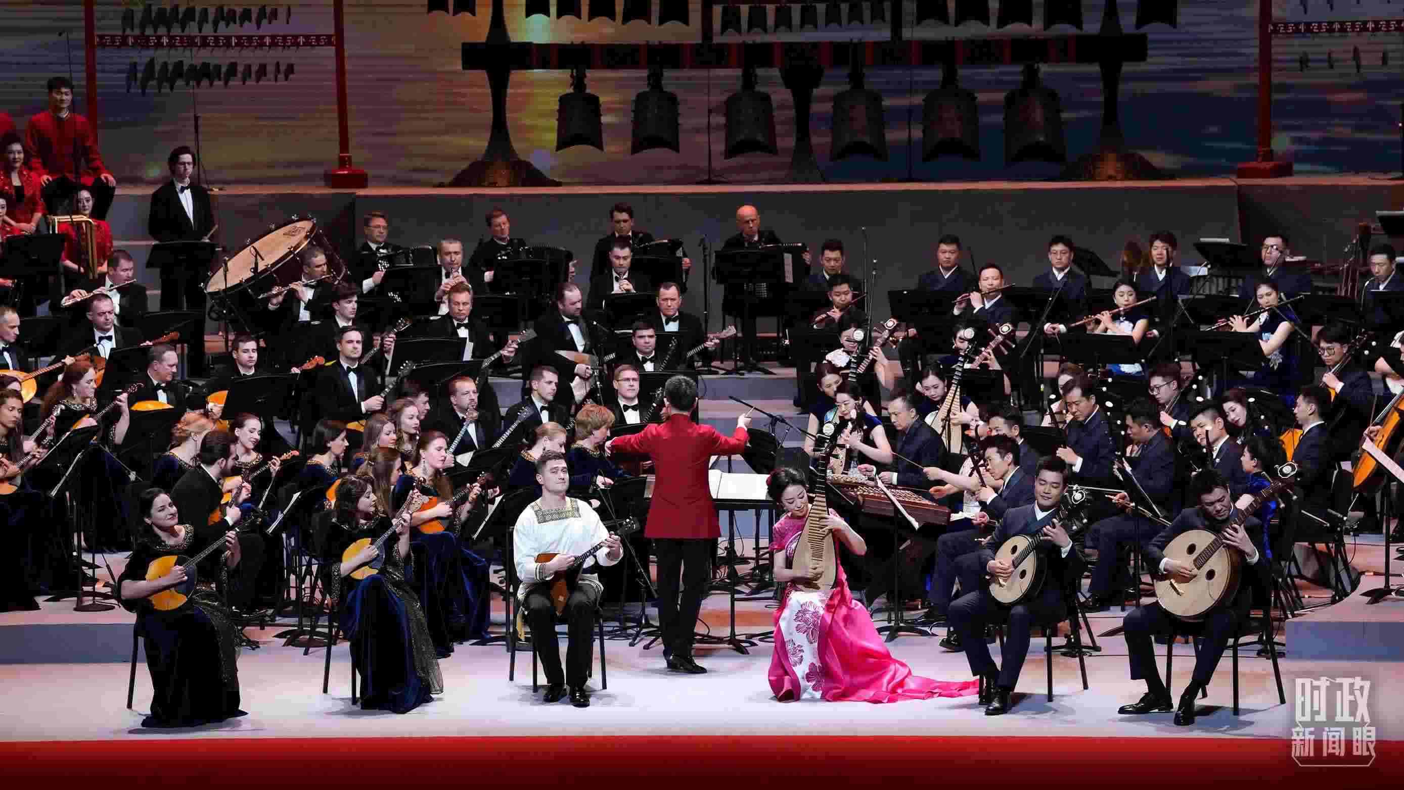 △前來(lái)參加音樂(lè)會(huì)的中俄藝術(shù)家匯聚一堂。（總臺(tái)央視記者李增仁、國(guó)廣記者李晉拍攝）