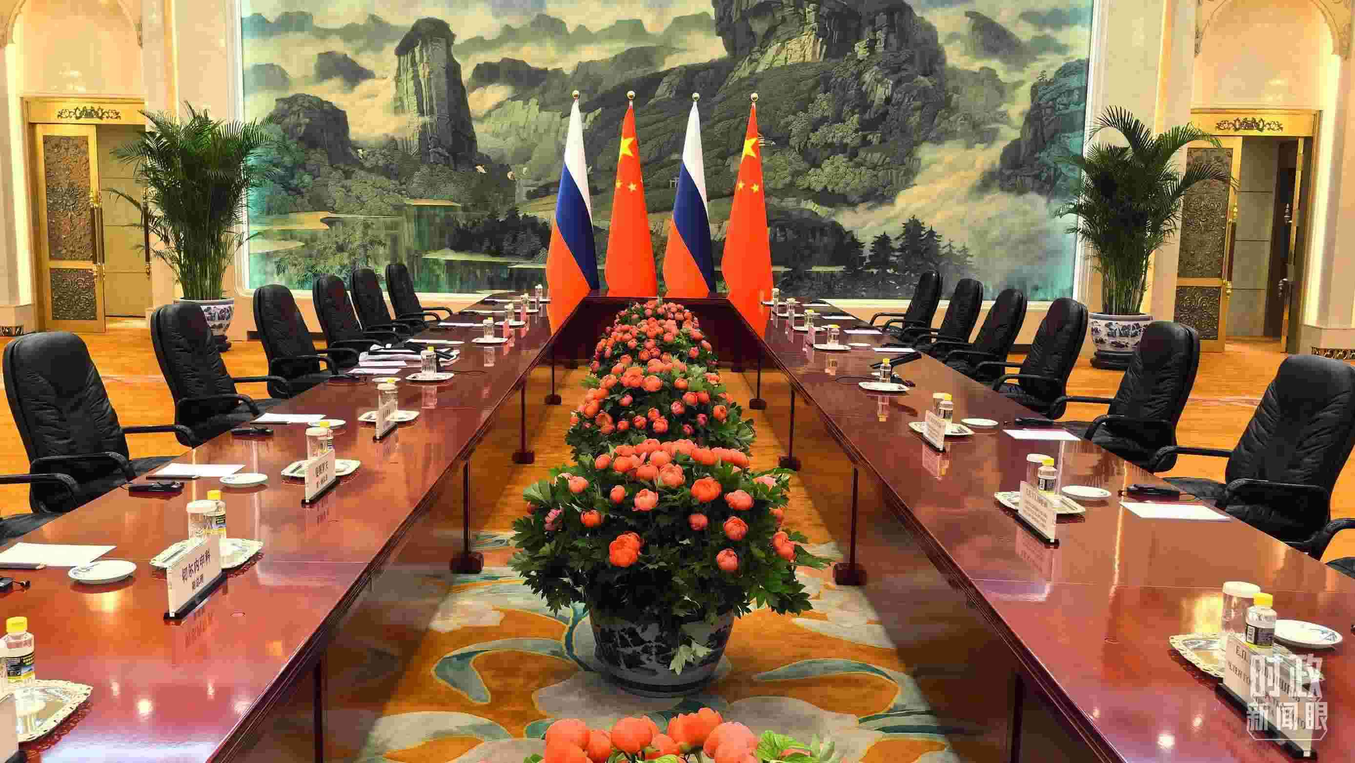 △中俄兩國(guó)元首首先舉行小范圍會(huì)談，這是會(huì)談開(kāi)始前的現(xiàn)場(chǎng)。（總臺(tái)央視記者鄂介甫拍攝）