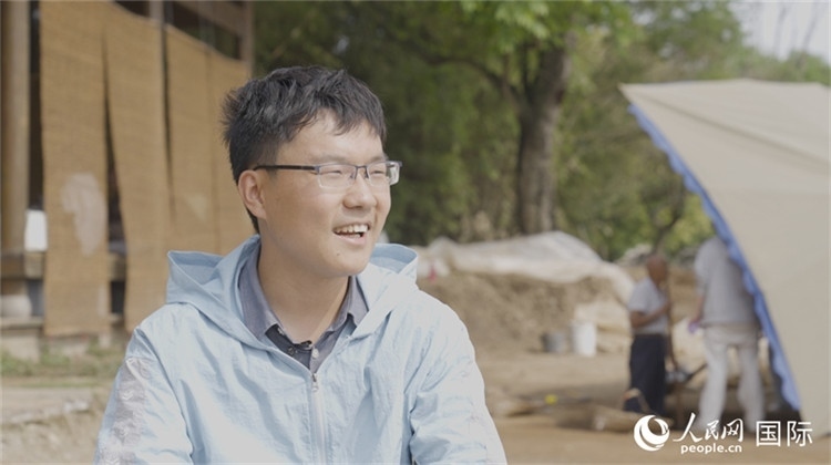 四川省文物考古研究院館員許丹陽(yáng)接受人民網(wǎng)采訪(fǎng)。人民網(wǎng)記者 張榮攝