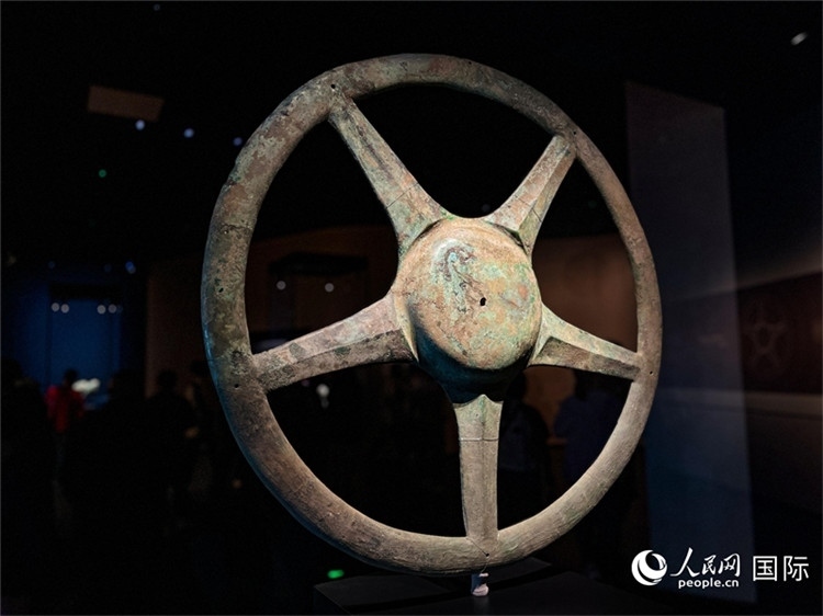 三星堆博物館中展出的太陽(yáng)輪。人民網(wǎng)記者 羨江楠攝