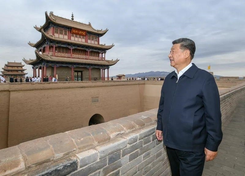 △2019年8月20日，習(xí)近平總書記來到嘉峪關(guān)關(guān)城，登上城樓察看關(guān)城整體面貌，聽取河西走廊長城、關(guān)隘歷史文化情況介紹。