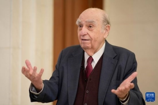  5月17日，烏拉圭前總統胡利奧·瑪麗亞·桑吉內蒂在蒙得維的亞接受新華社記者專訪。新華社發(fā)（尼古拉斯·塞拉亞攝）