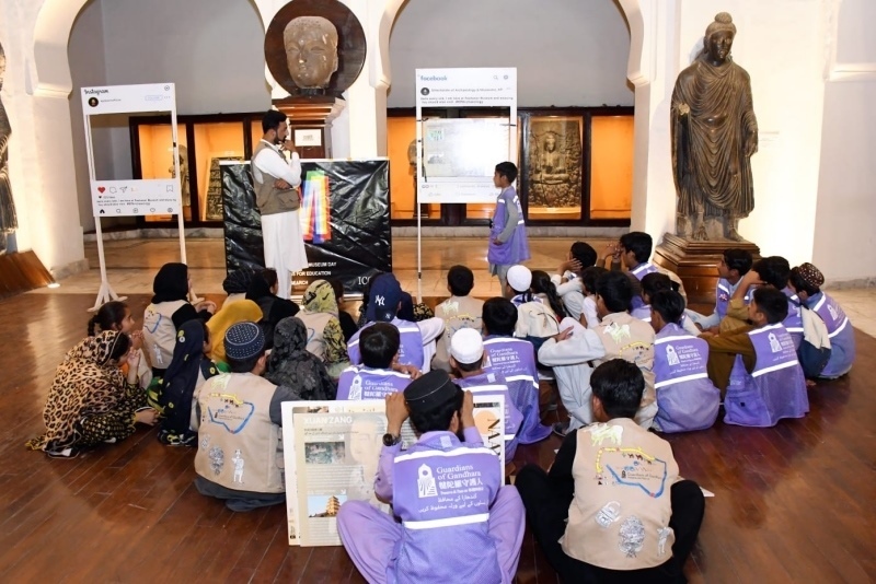 志愿者在博物館給孩子們開展互動講解?！瓣恿_守護(hù)人”供圖