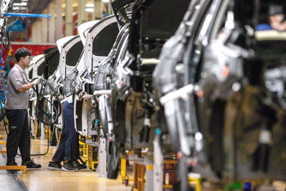 2023年9月7日，在位于泰國春武里府的上汽正大公司汽車工廠，工人在生產(chǎn)車間內(nèi)工作。新華社記者 王騰 攝