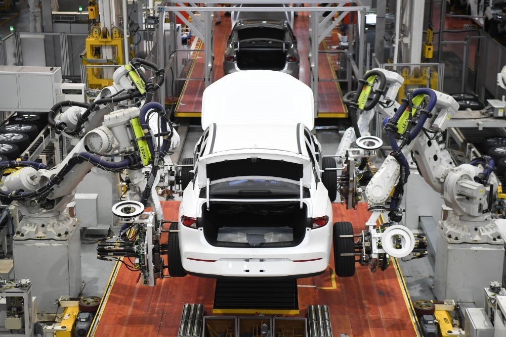 這是2024年4月24日拍攝的廣州廣汽埃安新能源汽車的全自動化輪胎安裝工作站。新華社記者 鄧華 攝