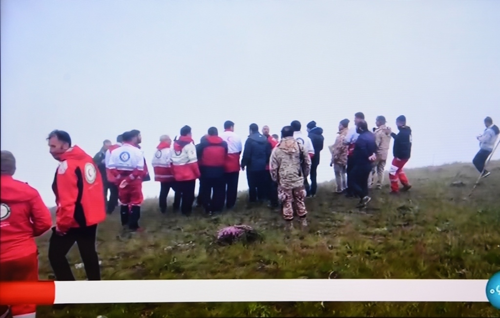 據(jù)伊朗邁赫爾通訊社5月20日?qǐng)?bào)道，伊朗總統(tǒng)萊希在直升機(jī)事故中遇難。這是5月20日拍攝的伊朗國(guó)家電視臺(tái)播放的救援人員抵達(dá)事故現(xiàn)場(chǎng)的畫面。 新華社記者 沙達(dá)提 攝