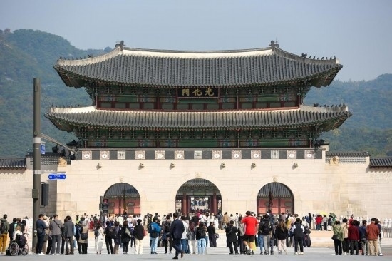 2023年10月18日，游客在韓國首爾光化門參觀。新華社記者王益亮攝