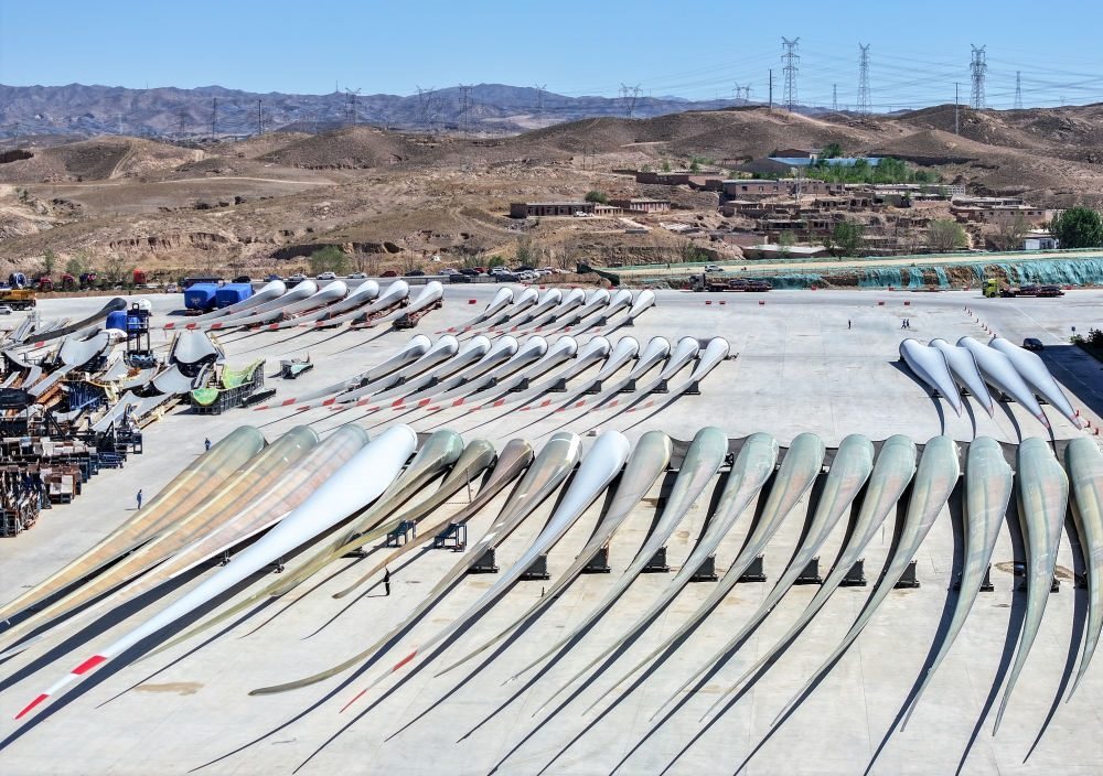 2024年5月11日拍攝的碼放在內(nèi)蒙古包頭市石拐區(qū)一家風電設備制造企業(yè)廠區(qū)內(nèi)的葉片（無人機照片）。新華社記者 連振 攝