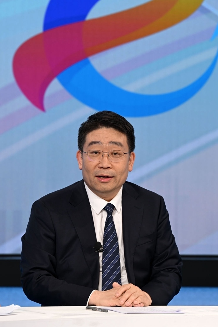 國家發(fā)展改革委產(chǎn)業(yè)司副司長霍福鵬在“中國經(jīng)濟圓桌會”錄制現(xiàn)場交流發(fā)言。新華社記者 金良快 攝