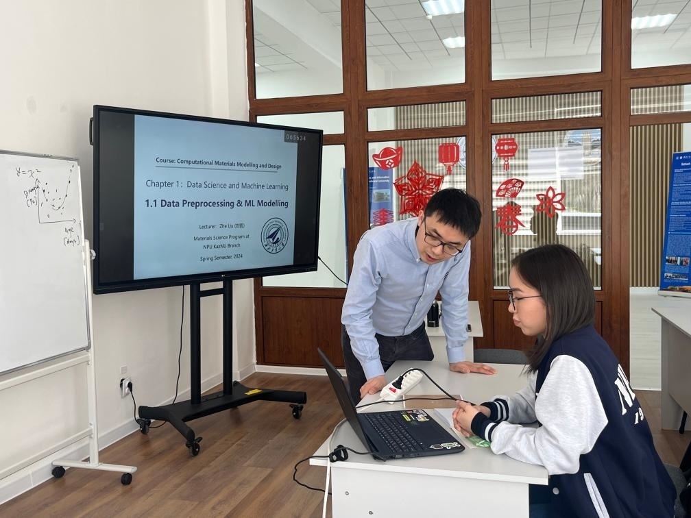 2024年4月，西北工業(yè)大學(xué)材料學(xué)院劉哲教授在西北工業(yè)大學(xué)哈薩克斯坦分校授課。（西北工業(yè)大學(xué)供圖）