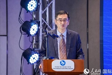 曼谷中國(guó)文化中心兼中國(guó)駐曼谷旅游辦事處主任闕小華發(fā)表演講。（普拉維攝）