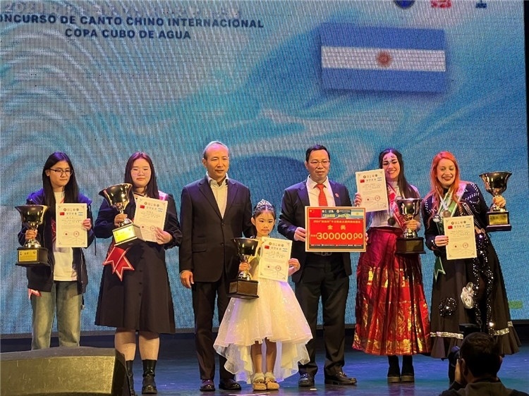 圖為中國駐阿根廷大使王衛(wèi)、阿根廷華文教育基金會會長劉芳勇為五名“金獎”選手頒獎（阿根廷拉普拉塔國立大學孔子學院供圖）