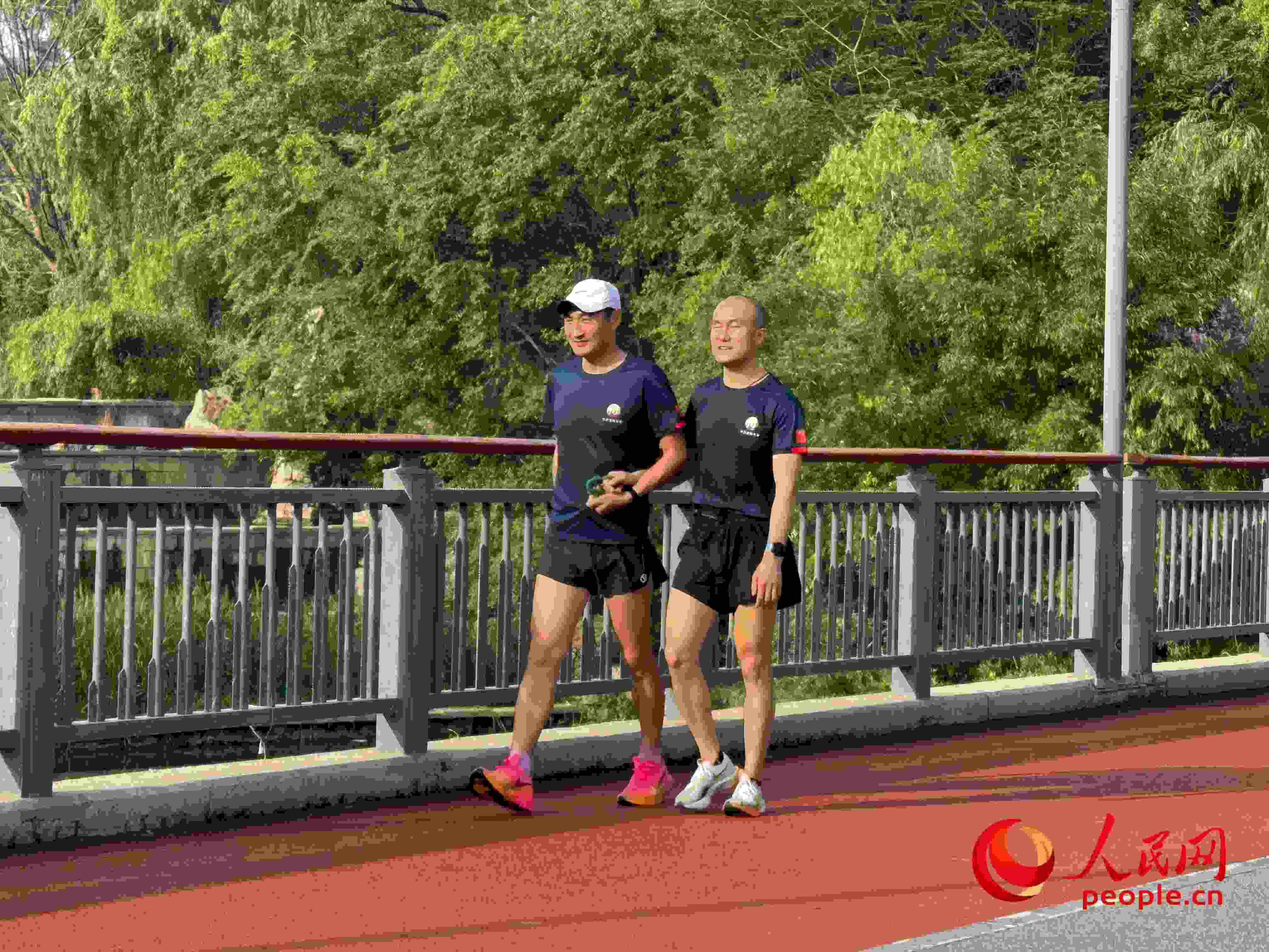 李玉寶和何亞君跑步后進(jìn)行調(diào)整。人民網(wǎng) 周靜圓攝