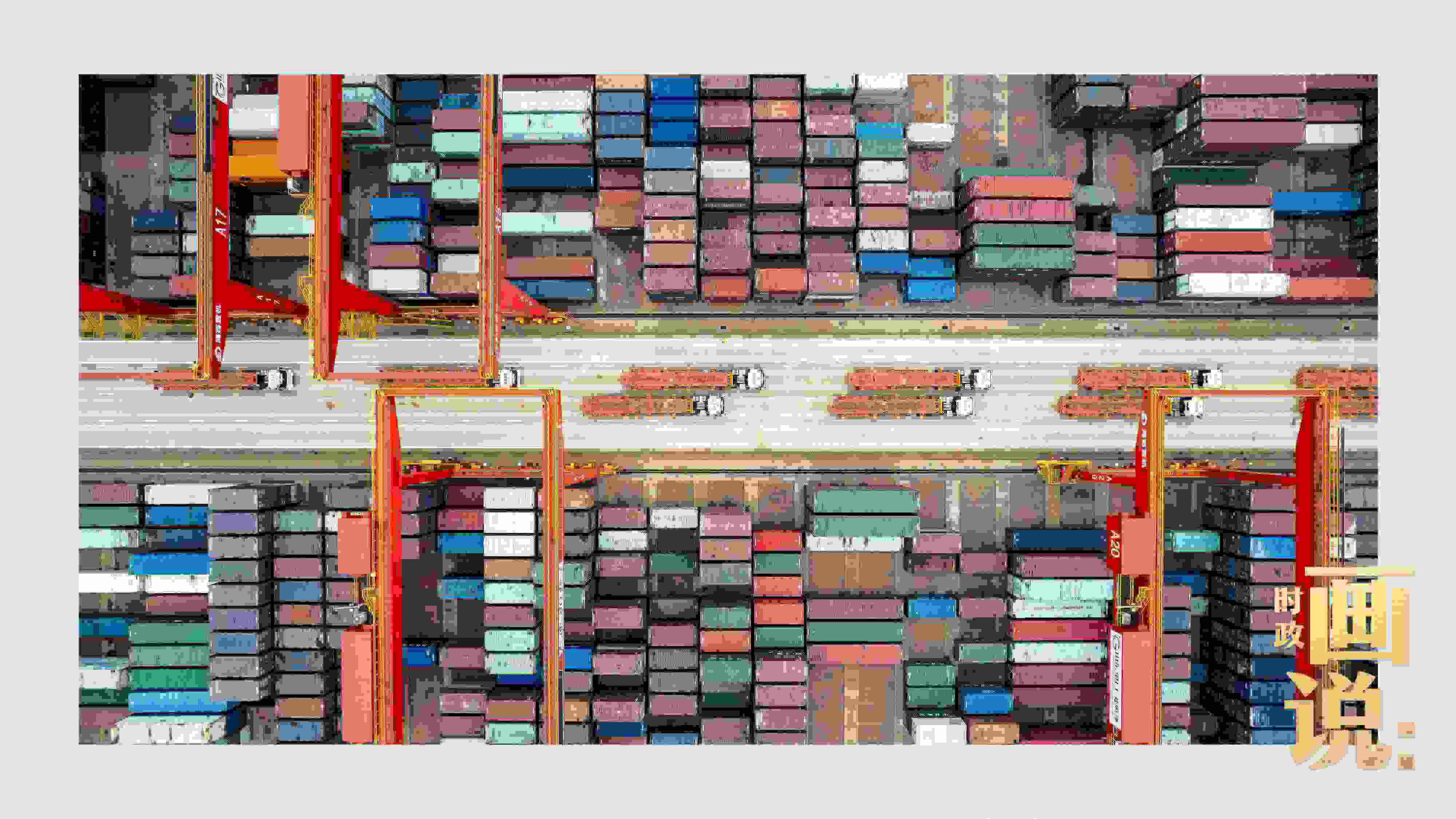 △相比于傳統(tǒng)碼頭，智慧、綠色的全自動化集裝箱碼頭單機效率可提升50%，綜合成本降低70％，人力成本下降80%，每年可削減碳排放9720噸。