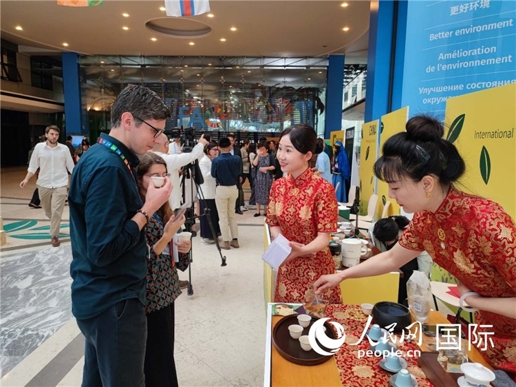 與會(huì)嘉賓在中國(guó)展臺(tái)品茶。 人民網(wǎng)記者 謝亞宏攝