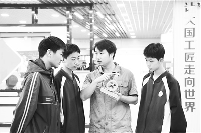 職業(yè)院校教師為數(shù)控技術(shù)應(yīng)用專業(yè)學(xué)生授課。 新華社記者 王全超攝