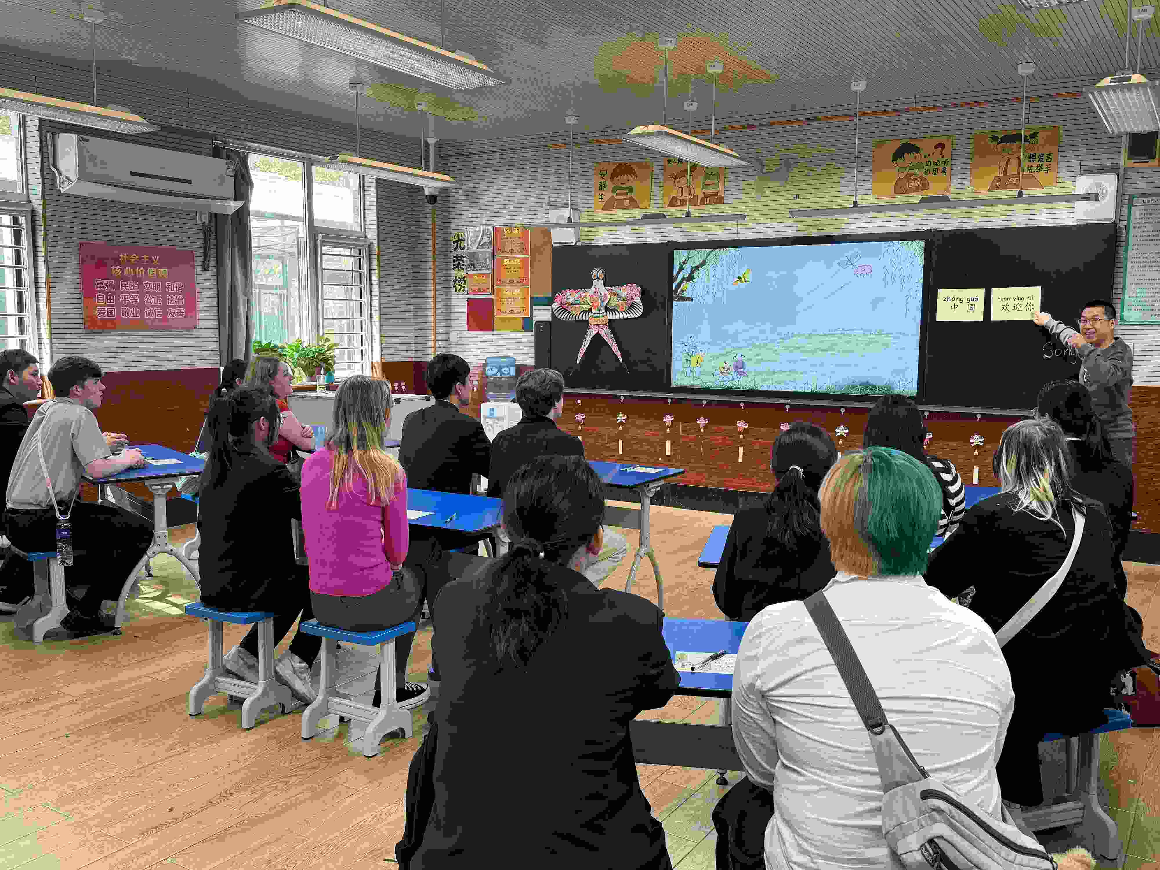 2024年4月20日，美國艾奧瓦州馬斯卡廷高中“友誼傳承”研學團來到石家莊外國語學校，中美學生同上一節(jié)中文課。