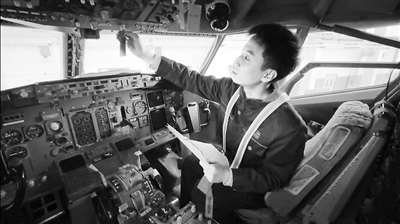  學(xué)生在西航職院實(shí)訓(xùn)基地培訓(xùn)。 王禹涵攝