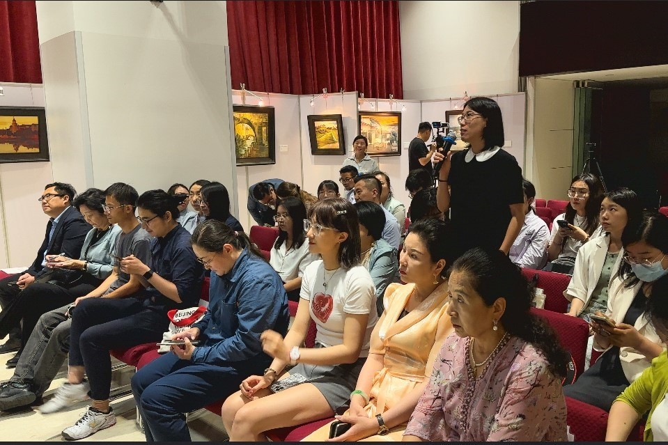 參會記者現(xiàn)場提問。