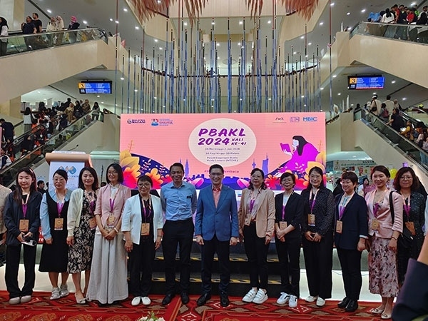 5月24日，在吉隆坡國際書展期間舉辦的中馬贈書儀式。中國圖書進出口（集團）有限公司供圖