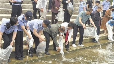 庭審后開展增殖放流。