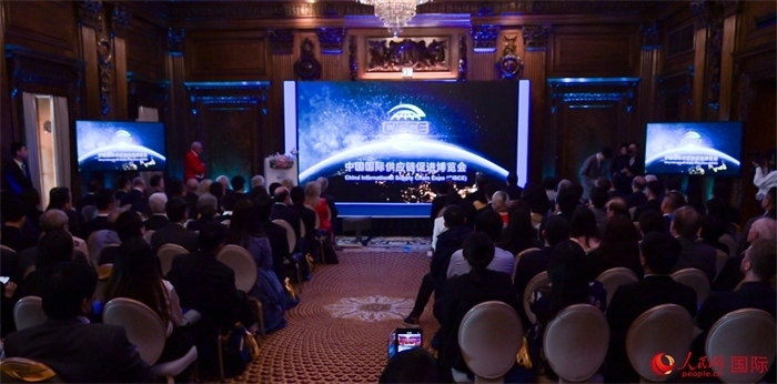 現(xiàn)場(chǎng)播放第二屆中國(guó)國(guó)際供應(yīng)鏈促進(jìn)博覽會(huì)宣傳片。人民網(wǎng) 郭錦標(biāo)攝