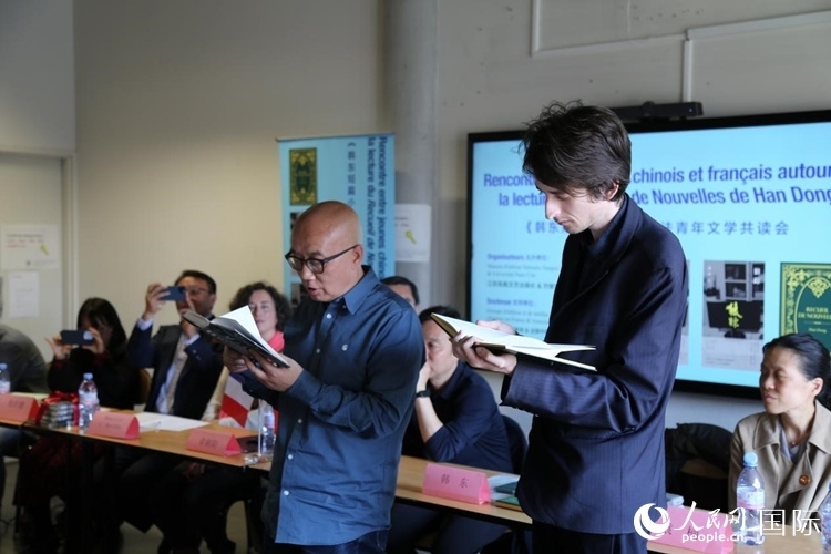 法國(guó)學(xué)子與作家韓東共讀小說選段。人民網(wǎng)記者 于超凡攝